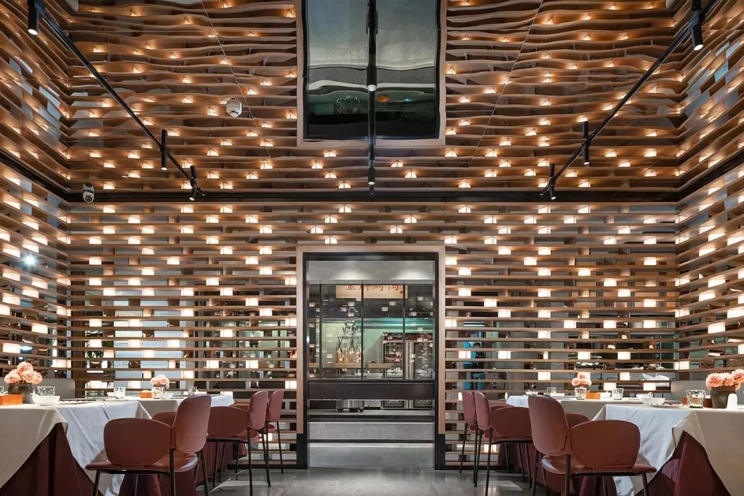火锅大鸭梨烤鸭店以全新的餐饮空间设计，冲破品牌桎梏，重塑品牌形象