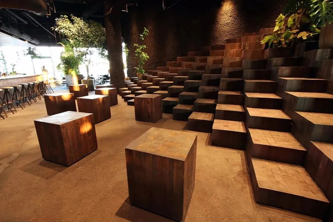 火锅这个日本餐饮空间设计，带你来到热带丛林