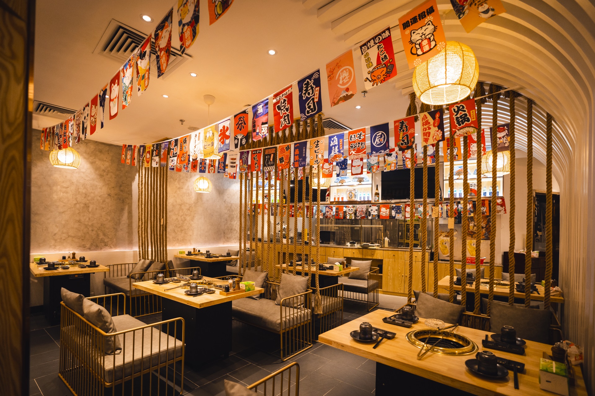 火锅如何通过深圳餐饮空间设计来确定餐厅的装修风格？