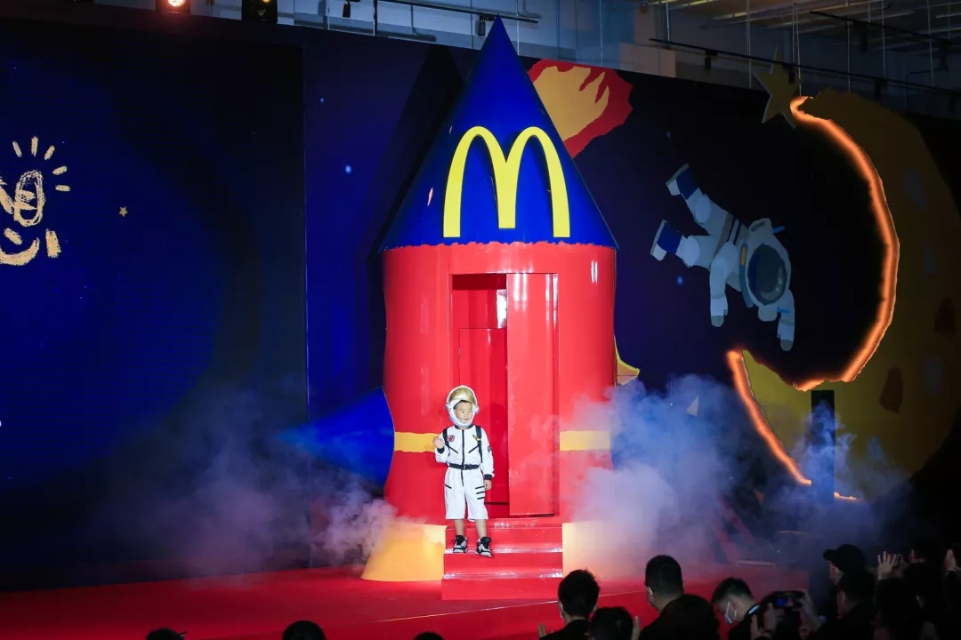 火锅麦当劳中国为孩子“点亮梦想”，带你上天！
